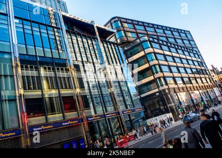 Soho Place Theatre und One Oxford Street, Charing Cross Road, London, Großbritannien Stockfoto