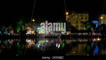 Immersion Ghat. Durga puja Vijayadashami, auch bekannt als Dussehra, Dasara. Prozession vor den Tonstatuen, die zum Abschied ins Wasser getaucht werden. Stockfoto