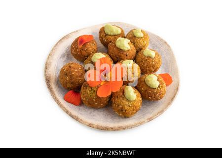 Falafel mit Guacamole isoliert auf Weiß. Seitenansicht, Nahaufnahme. Stockfoto