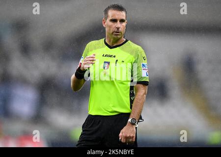 Turin, Italien. 09. Oktober 2022. Schiedsrichter Francesco Fourneau schaut während des Fußballspiels zwischen Turin und Empoli FC in der Serie A auf. Kredit: Nicolò Campo/Alamy Live Nachrichten Stockfoto