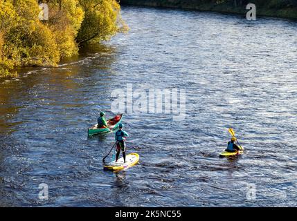 RIVER SPEY SCOTLAND EIN SONNIGER HERBSTTAG MIT KAJAKS UND EINEM PADDELBRETT Stockfoto