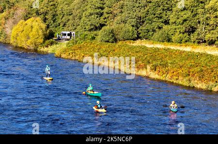 RIVER SPEY SCOTLAND SONNENTAG IM HERBST MIT KAJAKS UND EINEM PADDLE BOARD Stockfoto