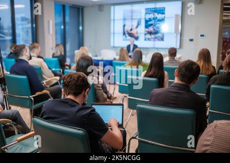 Geschäftsleute, die am Abend eine Präsentation ansehen Stockfoto