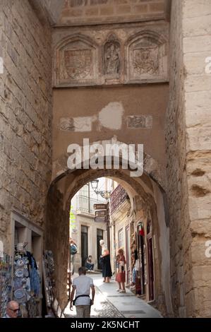 Arco de Almedina, Coimbra, Portugal . Der Arco de Almedina war Teil der soliden mittelalterlichen Mauer, die im 11.. Jahrhundert vom arabischen Eroberer Alma umgebaut wurde Stockfoto