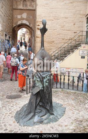 Statue eines Musikinstruments in der Nähe von Arco de Almedina, Coimbra, Portugal Stockfoto