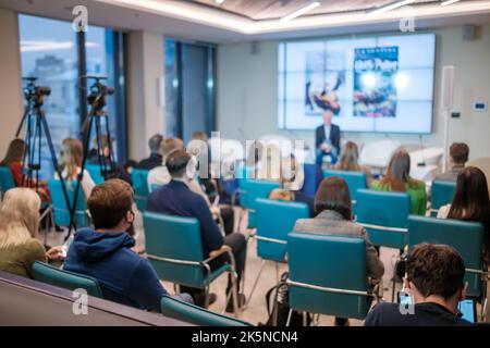 Geschäftsleute, die am Abend eine Präsentation ansehen Stockfoto