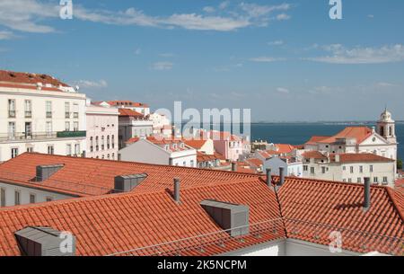 Blick auf die Dächer von Lissabon und den Fluss Tejo vom Miradouro das Portos do Sol (Platz der Sonnengore) Stockfoto