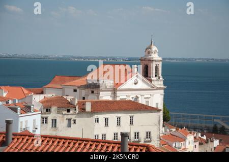 Blick auf die Dächer von Lissabon und den Fluss Tejo vom Miradouro das Portos do Sol (Platz der Sonnengore) Stockfoto