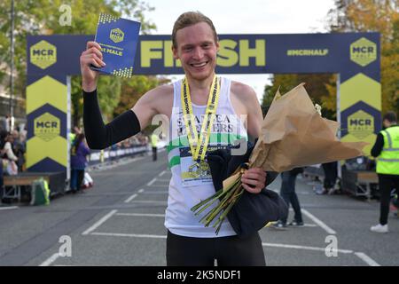 Manchester, Großbritannien. Sonntag, 9.. Oktober 2022. Kris Jones, Swansea Harriers gewinnt den Manchester Halbmarathon 2022. Talbot Road, Old Trafford, Manchester. © Yoko Shelley Credit: Yoko Shelley/Alamy Live News Stockfoto