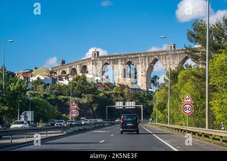 Straße und historisches Aquädukt Aguas Livres, Lissabon, Portugal Stockfoto