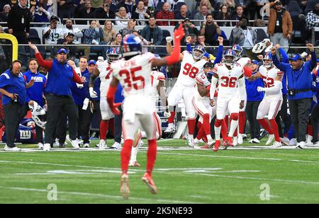 Die Spieler und Mitarbeiter der New York Giants feiern den Sieg gegen die Green Bay Packers während des NFL International Spiels im Tottenham Hotspur Stadium, London. Bilddatum: Sonntag, 9. Oktober 2022. Stockfoto