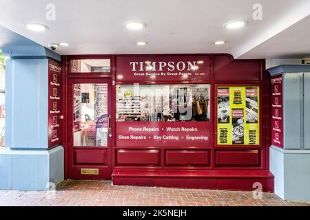 Dorking, Surrey Hills, Großbritannien, Oktober 09 2022, Timpson Traditional Lcksmith and Watch Repair Business Stockfoto