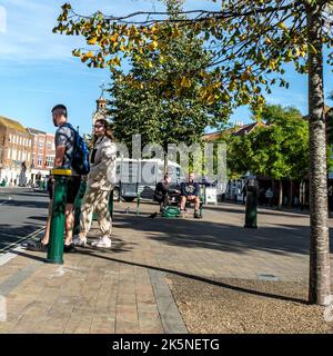 Epsom Surrey UK, Oktober 09 2022, Menschen, die sich draußen auf Einer ruhigen High Street entspannen Stockfoto