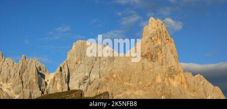 alpenglow, auch ENROSADIRA genannt, ist ein optisches Phänomen, das die Felsen der Dolomiten bei Sonnenuntergang in Taiy färbt Stockfoto