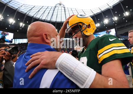 London, Großbritannien. 9.. Oktober 2022; Tottenham Hotspur Stadium. Tottenham, London, England; NFL UK Football, New York Giants versus Greenbay Packers: Green Bay Packers Quarterback Aaron Rodgers (12) nach dem Verlust von 22-27 Credit: Action Plus Sports Images/Alamy Live News Stockfoto