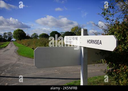 Ländliche Landstraßen und alte Wegweiser in der Nähe von Hornsea East Yorkshire Stockfoto