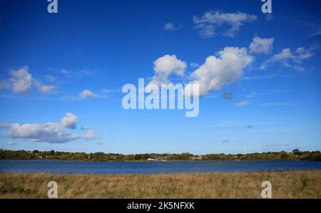 Ein Spaziergang um Hornsea Mere mit blauem Himmel East Yorkshire UK Stockfoto