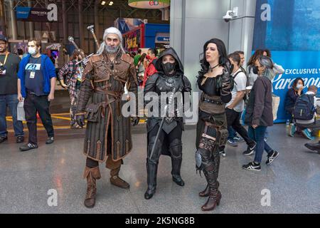 New York, Usa. 08. Oktober 2022. Cosplayer posieren während der New York Comic Con 2022 im Jacob Javits Center in New York City. Kredit: SOPA Images Limited/Alamy Live Nachrichten Stockfoto