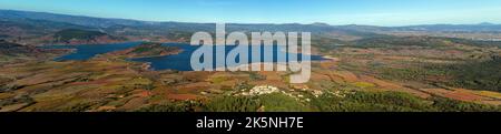 Lac du Salagou und das Dorf Liausson vom Gipfel des Mont Liausson aus gesehen. Clermont l'Herault, Okzitanien, Frankreich Stockfoto