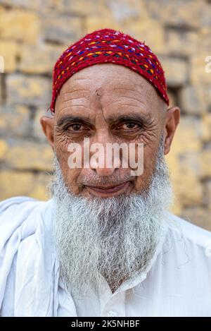 Nahaufnahme eines erwachsenen pakistanischen Mannes mit weißem Bart, Lahore, Pakistan Stockfoto