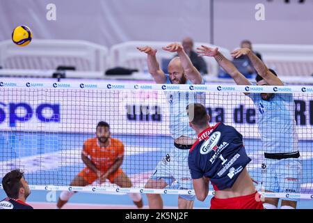 PalaBianchini, Latina, Italien, 09. Oktober 2022, Block Top Volley Cisterna während Top Volley Cisterna vs Gioiella Prisma Taranto - Volleyball Italianische Serie A Männer Superliga Meisterschaft Stockfoto