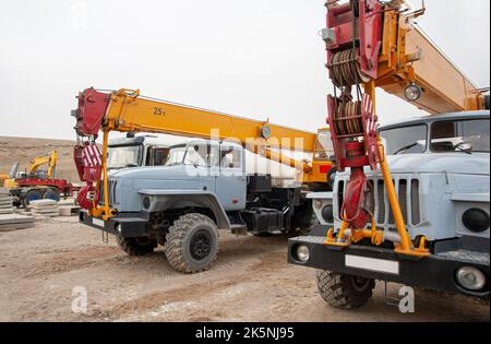 Ein schwerer Baukran parkte auf der Baustelle Stockfoto