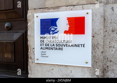 Nahaufnahme der Gedenktafel am Eingang des Landwirtschaftsministeriums, Paris, Frankreich Stockfoto