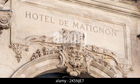 Detail des Eingangs zum Hotel de Matignon, auch bekannt als "Matignon", dem offiziellen Wohnsitz und Arbeitsplatz des Chefs der französischen Regierung Stockfoto