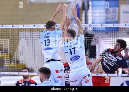 PalaBianchini, Latina, Italien, 09. Oktober 2022, Block Top Volley Cisterna während Top Volley Cisterna vs Gioiella Prisma Taranto - Volleyball Italianische Serie A Männer Superliga Meisterschaft Stockfoto