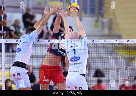 PalaBianchini, Latina, Italien, 09. Oktober 2022, Block Top Volley Cisterna während Top Volley Cisterna vs Gioiella Prisma Taranto - Volleyball Italianische Serie A Männer Superliga Meisterschaft Stockfoto