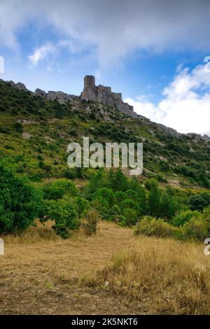 Schloss Queribus auf einem Hügel Stockfoto