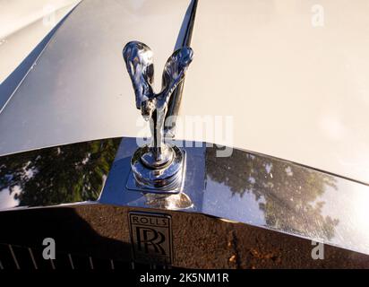 The Spirit of Ecstasy, das Maskottchen der Rolls-Royce-Motorhaube, das Lord Montagu 1909 in Auftrag gab und von Charles Sykes entworfen wurde Stockfoto