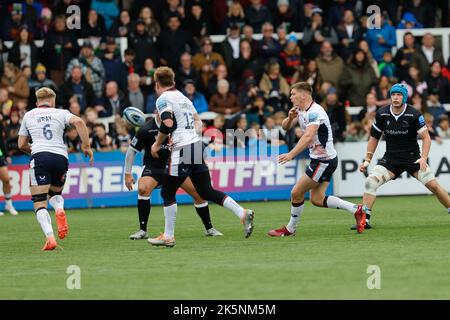 Newcastle, Großbritannien. 9.. Oktober 2022Newcastle, Großbritannien. 10. September 2022. Owen Farrell von Saracens über den Angriff während des Spiels der Gallagher Premiership zwischen Newcastle Falcons und Saracens im Kingston Park, Newcastle am Samstag, den 8.. Oktober 2022. (Kredit: Chris Lishman | MI News) Kredit: MI Nachrichten & Sport /Alamy Live News Stockfoto