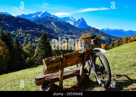 Blick auf das Wettersteingebirge, links die Alpspitze (2628 m) in der Mitte der Zugspitze (2962 m), rechts Waxenstein (2277 m), werde Stockfoto