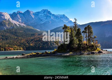 Insel im Eibsee bei Grainau, unterhalb der Zugspitze (2962 m) im Bezirk Garmisch-Partenkirchen, Bayern, Deutschland, Europa Stockfoto