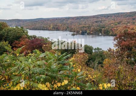 Wunderschöne Herbstfarben entlang der St. Croix River aus dem Heritage Park an einem Herbsttag in Taylors Falls, Minnesota, USA. Stockfoto