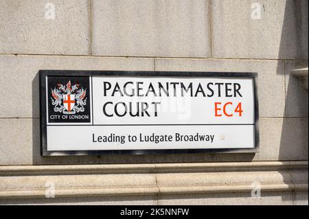 LONDON - 21. Mai 2022: Pageantmaster Court EC4 Straßenschild an der Seite des Gebäudes Stockfoto