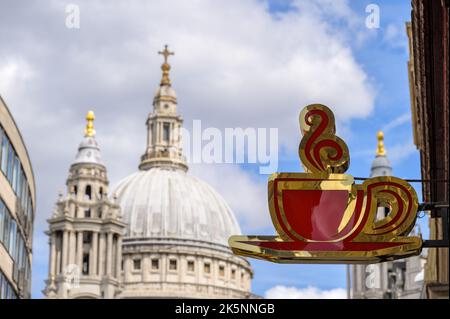 LONDON - 21. Mai 2022: Art Coffee and Sandwiches Shop Schild an der Seite des Gebäudes mit der St Paul's Cathedral im Hintergrund Stockfoto