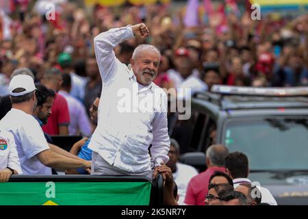 Belo Horizonte, Brasilien. 09. Oktober 2022. Der ehemalige Präsident Luís Inacio Lula da Silva (M) nimmt an einer Wahlkampfveranstaltung Teil. Nach dem knappen Sieg des linken ehemaligen Staatschefs Luiz Inácio Lula da Silva in der ersten Runde der Präsidentschaftswahlen wird es am 30. Oktober 2022 zu einem Stichtag zwischen ihm und dem amtierenden Bolsonaro kommen. Kredit: Rodney Costa/-/dpa/Alamy Live Nachrichten Stockfoto