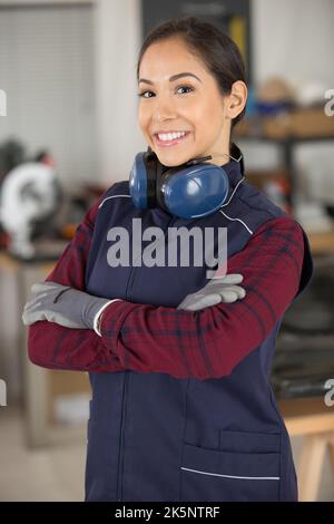 Eine Arbeiterin in ihrer Metallwerkstatt posiert Stockfoto