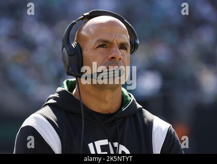 East Rutherford, Usa. 09. Oktober 2022. Robert Saleh, Cheftrainer der New Yorker Jets, steht am Sonntag, den 9. Oktober 2022, im MetLife Stadium in East Rutherford, New Jersey, im ersten Viertel gegen die Miami Dolphins am Rande der Veranstaltung. Foto von John Angelillo/UPI Credit: UPI/Alamy Live News Stockfoto