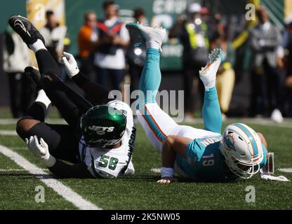 East Rutherford, Usa. 09. Oktober 2022. Der Quarterback Skylar Thompson von Miami Dolphins wird am Sonntag, den 9. Oktober 2022, von den New Yorker Jets Carl Lawson im ersten Quartal im MetLife Stadium in East Rutherford, New Jersey, getroffen. Foto von John Angelillo/UPI Credit: UPI/Alamy Live News Stockfoto