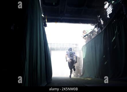 East Rutherford, Usa. 09. Oktober 2022. Der New Yorker Jets Zach Wilson joggt durch den Tunnel, nachdem er vor dem Spiel gegen die Miami Dolphins im MetLife Stadium in East Rutherford, New Jersey, am Sonntag, dem 9. Oktober 2022, vorgestellt wurde. Foto von John Angelillo/UPI Credit: UPI/Alamy Live News Stockfoto