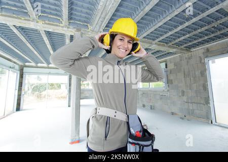 Eine Bauarbeiterin mit persönlicher Sicherheitsausrüstung Stockfoto