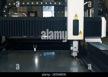 Industrielle Laserschneidmaschine während der Blechbearbeitung Stockfoto