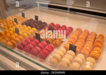 Verschiedene Makronen in einer Konditorei. Orange, Zitrone, Schokolade, Erdbeere Stockfoto