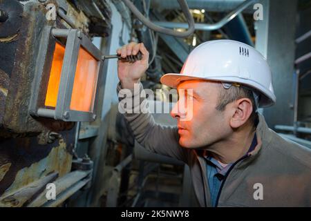 Raum der Steuergeräte in der Fertigungshalle des Werks Stockfoto