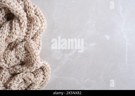 Herbstkomposition mit kuscheligem Schal und Blättern Stockfoto