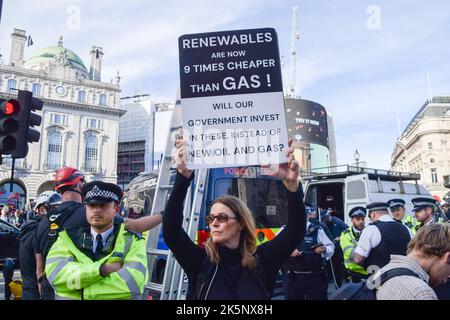 London, Großbritannien. 9.. Oktober 2022. Just Stop Oil-Aktivisten blockieren den Piccadilly Circus, da die Klimaschutzgruppe ihre täglichen Proteste fortsetzt und fordert, dass die britische Regierung keine neuen Öl- und Gaslizenzen mehr ausgibt. Kredit: Vuk Valcic/Alamy Live Nachrichten Stockfoto