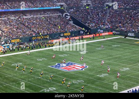 London, Großbritannien. 9.. Oktober 2022; Tottenham Hotspur Stadium. Tottenham, London, England; NFL UK Football, New York Giants versus Greenbay Packers: Greenbay Packers punt den Ball Kredit: Action Plus Sports Images/Alamy Live News Stockfoto